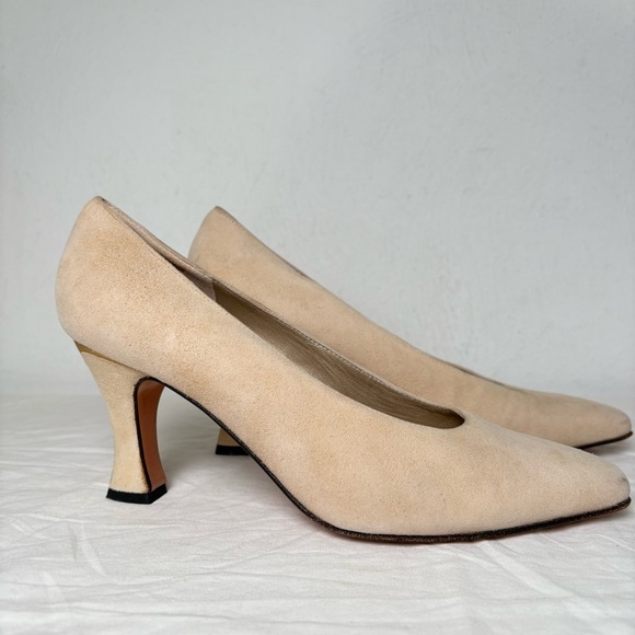 ST. JOHN Genuine Suede Leather Cream Heels Pumps Gold Trim 7.5 B - Picture 2 of 13